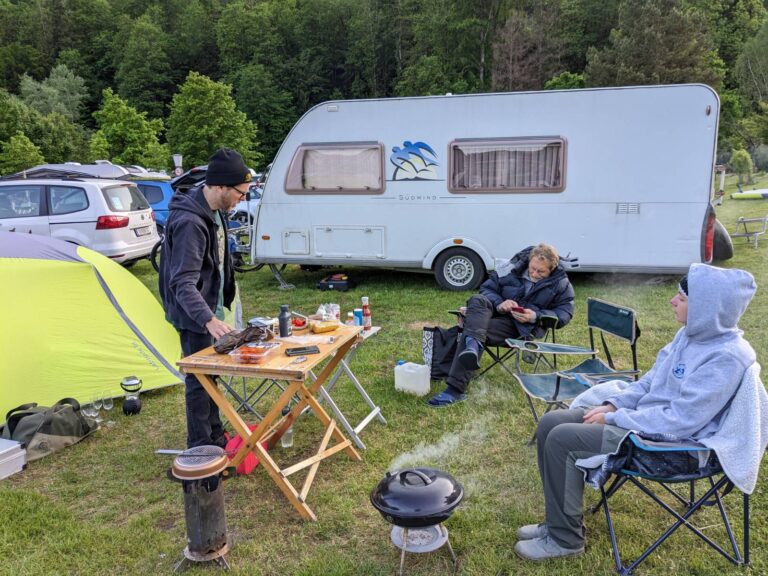 Gemütlicher Ausklang beim gemeinschaftlichen Grillen